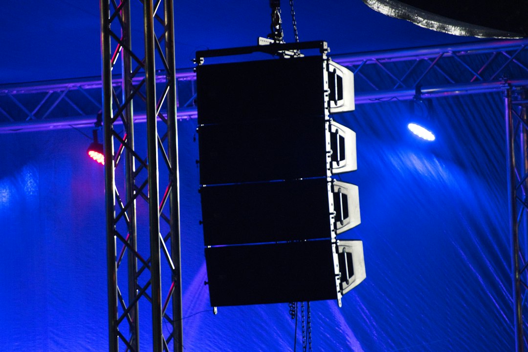 Système line array et enceintes suspendues de concert