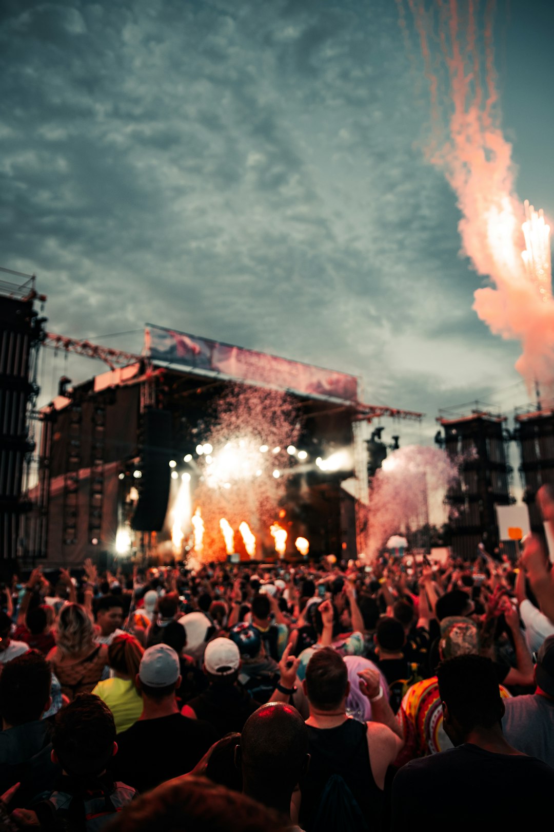 Système de sonorisation géant pour festival extérieur